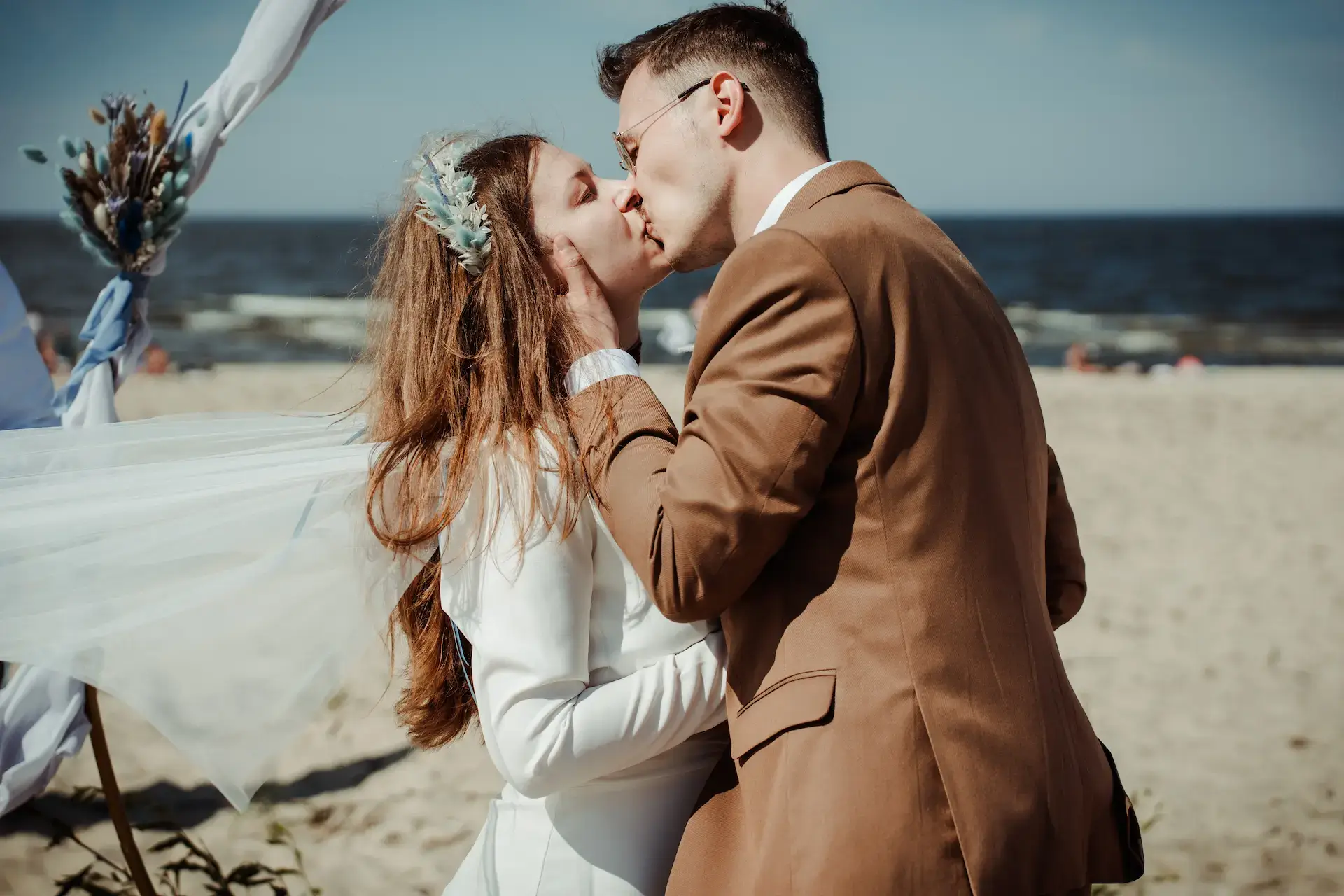 Reportaż ślubny Trójmiasto - romantyczny pocałunek na piaszczystej plaży w Sopocie w słoneczny dzień - fotografia i film ślubny