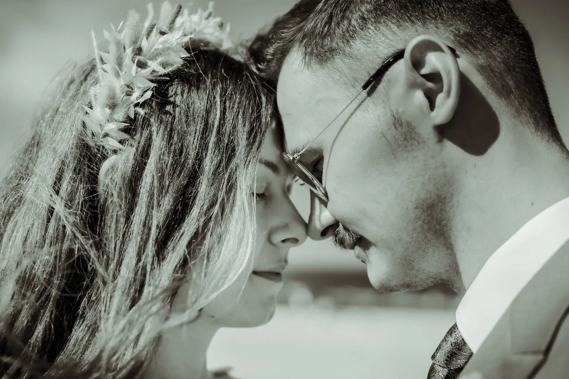Artystyczna fotografia ślubna - czarno-biały portret pary młodej - wideofilmowanie wesel Pomorskie